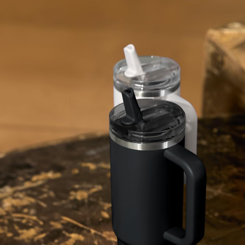 Custom 40oz Travel Mug Tumblr Bottle Tumbler Hot and Cold Stainless Steel Insulated Tumblr Cup with Flip Straw and Handle