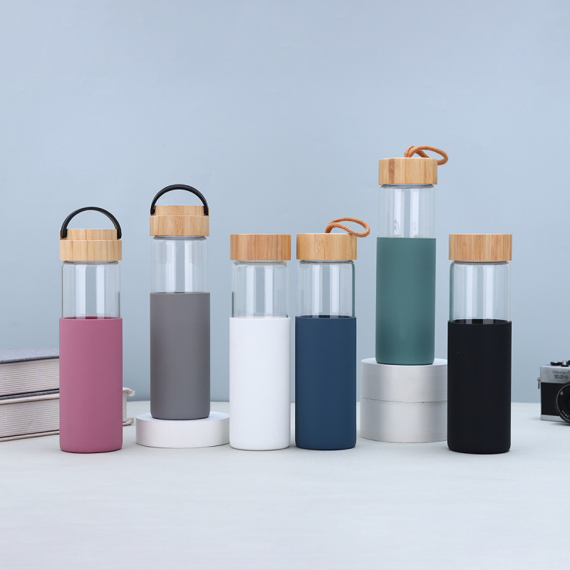 Custom 550ml Leak Proof Glass Water Bottle BPA Free Transparent Borosilicate Glass Bottle With Bamboo Lid and Silicone Sleeve