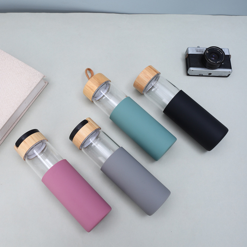 Custom 550ml Leak Proof Glass Water Bottle BPA Free Transparent Borosilicate Glass Bottle With Bamboo Lid and Silicone Sleeve