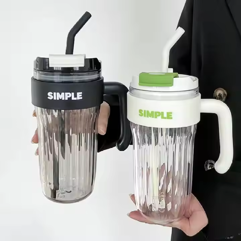 Simple Summer Large Capacity 920ml Plastic Beer Mug Wholesale Water Tumbler Bottle With Straw Handgrip