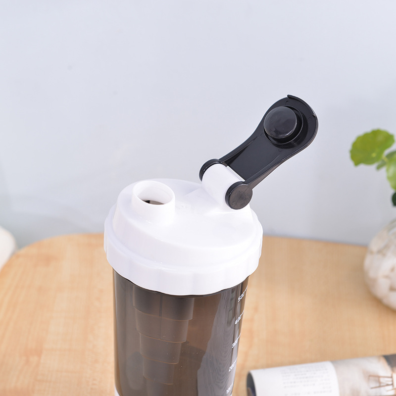 Wholesale Custom Colors and Logo 550ml Large Capacity Free Plastic Sport Workout Blender Protein Shaker Bottle Shaker Gym