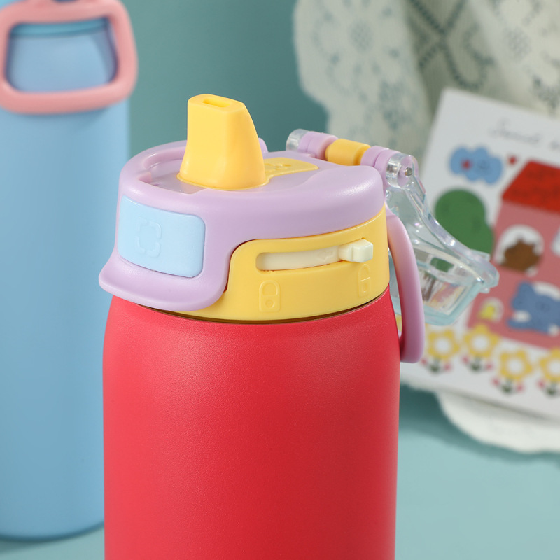 Custom Modern Stainless Steel Button Water Bottle with Straw 650ml Large Capacity Travel Vacuum Insulated Beverage Bottle