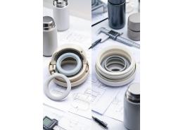 Which lid sealing technologies, such as silicone gasket vs. integrated seal ring, provide the best long-term leak prevention and heat loss reduction?