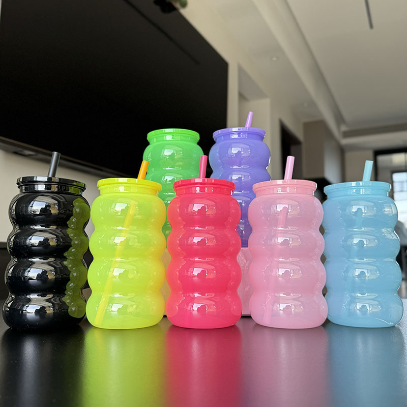 New 16oz Plastic Cup Clear Acrylic Tumbler Wave Shape Reusable Plastic Suction Mug Kids Daily Home Use Cup with Straw for Party