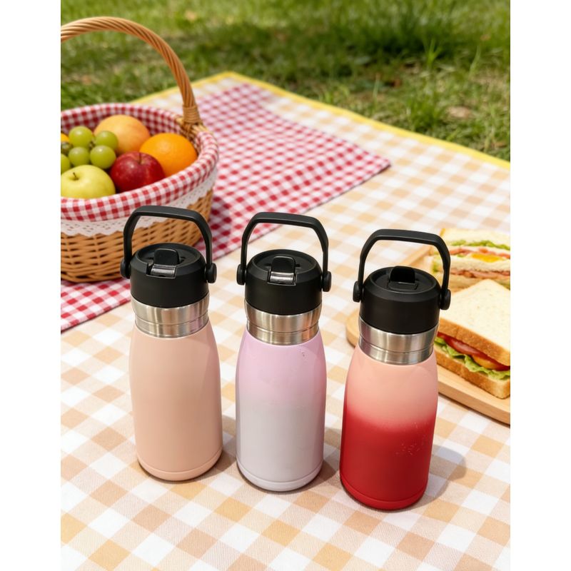 Borraccia portatile a doppia parete in acciaio inox con isolamento termico e coperchio con cannuccia a scatto, ideale per sport all'aria aperta e per l'uso quotidiano.