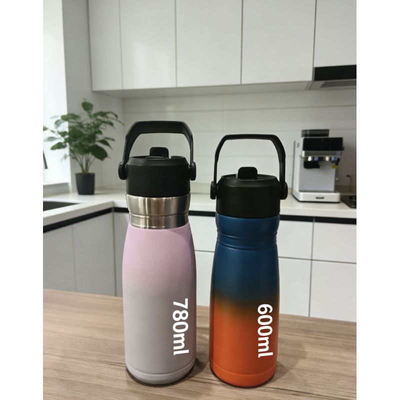 Borraccia portatile a doppia parete in acciaio inox con isolamento termico e coperchio con cannuccia a scatto, ideale per sport all'aria aperta e per l'uso quotidiano.