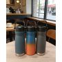 Borraccia portatile a doppia parete in acciaio inox con isolamento termico e coperchio con cannuccia a scatto, ideale per sport all'aria aperta e per l'uso quotidiano.