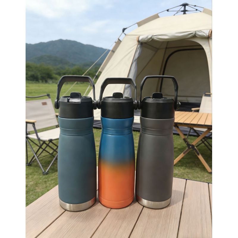 Borraccia portatile a doppia parete in acciaio inox con isolamento termico e coperchio con cannuccia a scatto, ideale per sport all'aria aperta e per l'uso quotidiano.