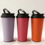 Copo térmico multicolorido em aço inoxidável com tampa à prova de vazamentos e alça para transporte. Reutilizável e ideal para viagens, ideal para bebidas quentes e frias.
