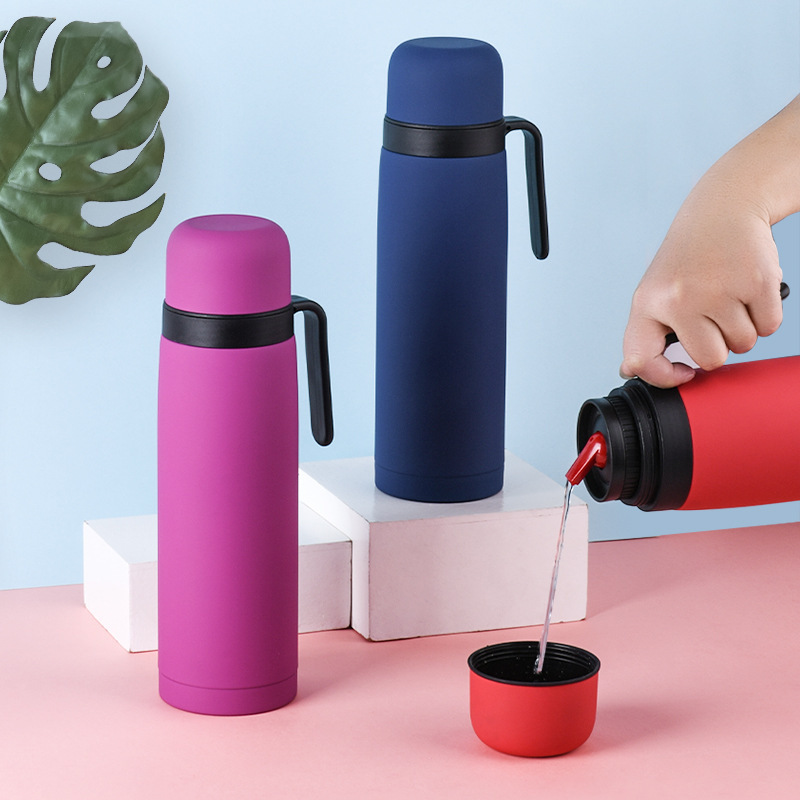 Garrafa térmica de aço inoxidável 304 de alta qualidade, 1 litro, com parede dupla isolada, formato cilíndrico, ideal para chá mate. Perfeita para esportes e para beber água.