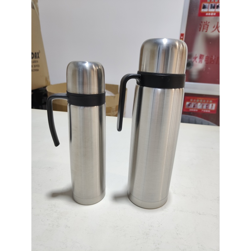 Garrafa térmica de aço inoxidável 304 de alta qualidade, 1 litro, com parede dupla isolada, formato cilíndrico, ideal para chá mate. Perfeita para esportes e para beber água.