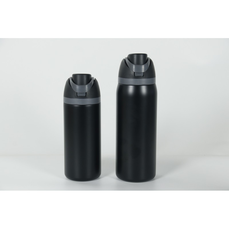 Doppelwandige, vakuumisolierte und auslaufsichere Edelstahl-Thermoskanne mit klassischem Logo-Gravur, 12–24 Stunden Wärmeleistung, BPA-frei, ideal für Camping und Outdoor-Aktivitäten.
