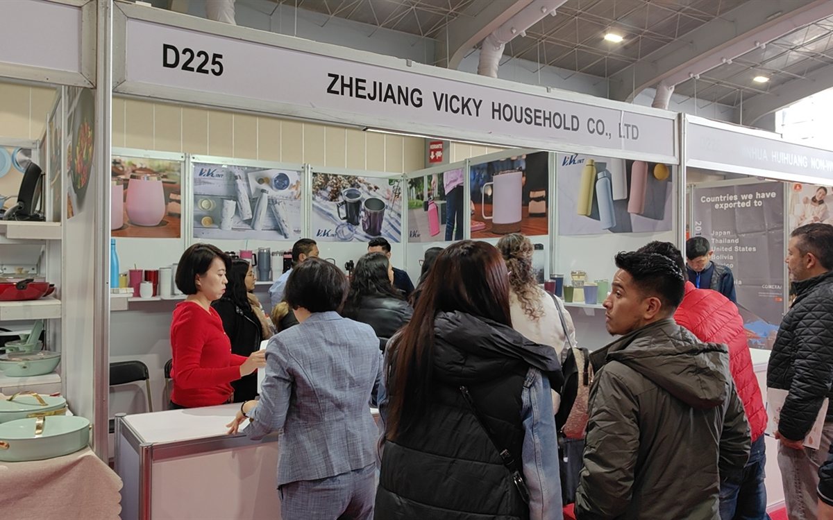 Buyers at the VK trade fair booth