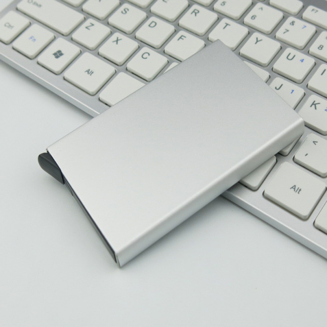 Hot Selling egyedi logó Divatos PVC bőr alumínium fém RFID blokkoló azonosító hitelkártya hüvely kártyatartó