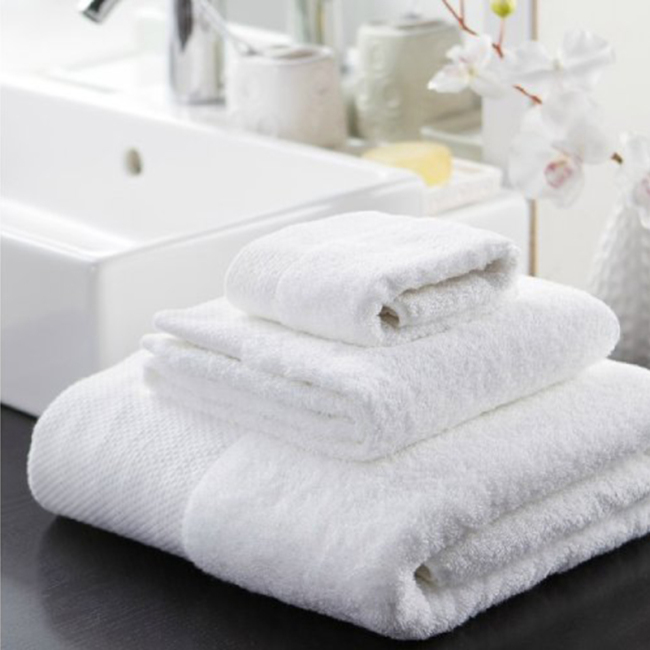 Fehér 100% pamut 5 csillagos luxus szállodai fürdőlepedő készletek / kéztörlő / arctörlő / kézi
