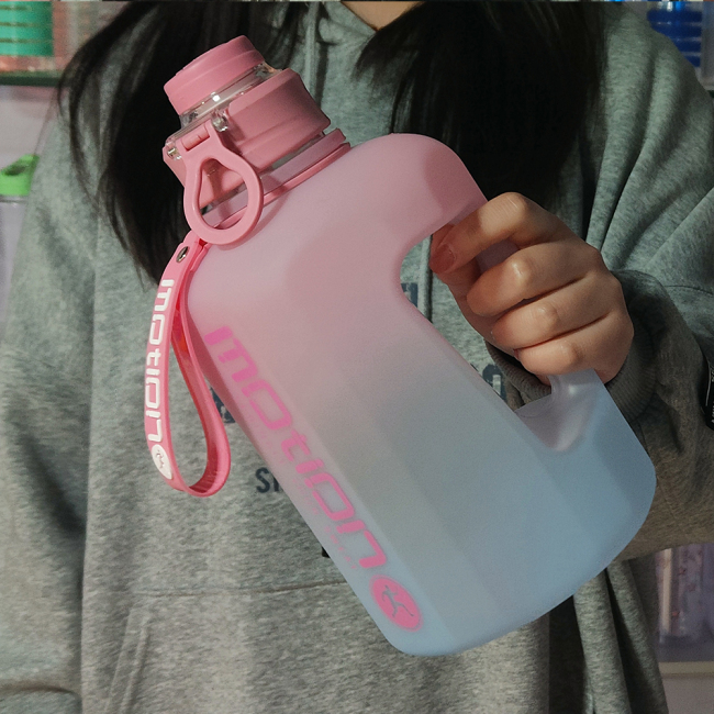 Gym wasser flasche, venta al por mayor, nueva y elegante botella de agua motivacional para beber de plástico, botella de agua de galón con asa