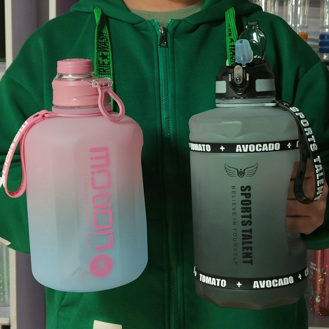 Wasser flasche de academia atacado novo e elegante garrafa de água de plástico motivacional para beber garrafa de água com alça