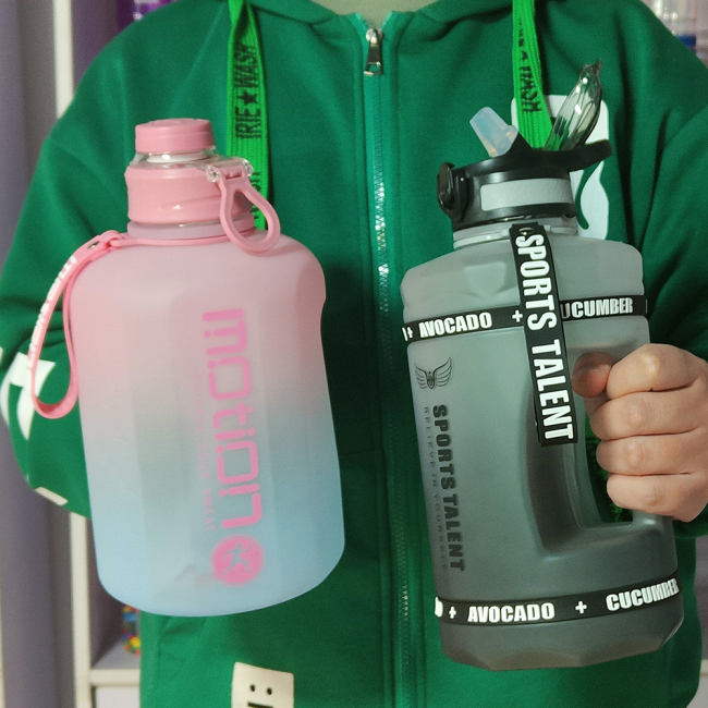 Wasser flasche de academia atacado novo e elegante garrafa de água de plástico motivacional para beber garrafa de água com alça