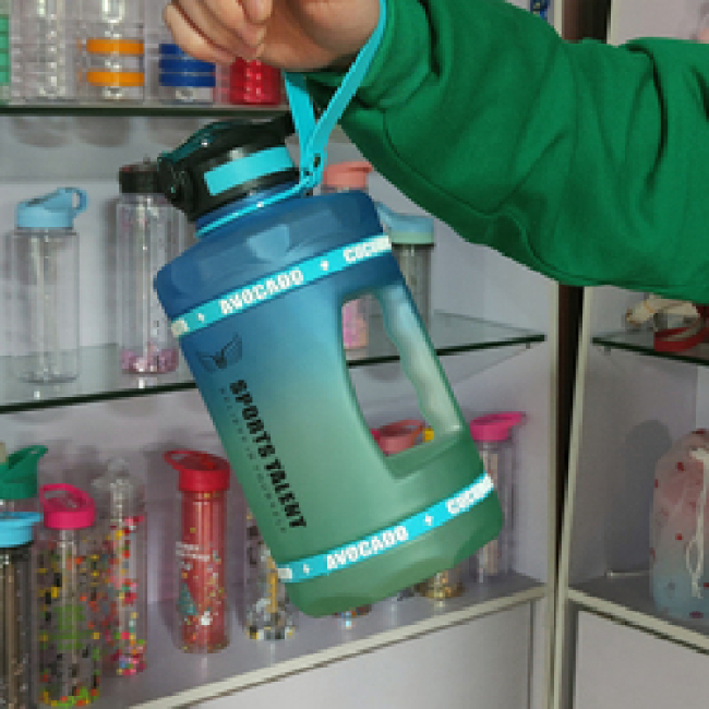 Gym wasser flasche, venta al por mayor, nueva y elegante botella de agua motivacional para beber de plástico, botella de agua de galón con asa