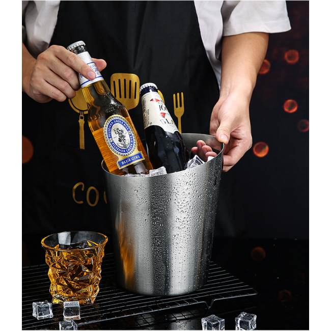 Jégvödrök bulikhoz Rozsdamentes acélból készült, jól elkészített pezsgősvödör hosszabb ideig megfagyva tartja a jeget a háztáji grillezéshez a kültéri bárban