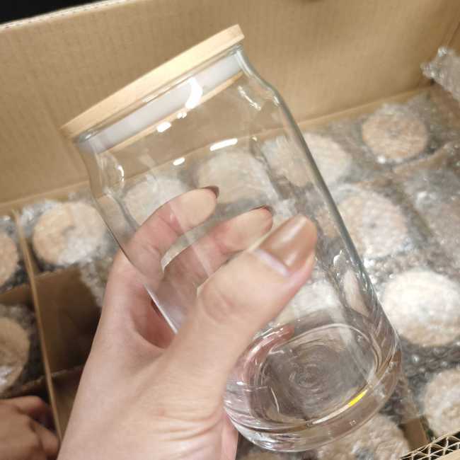 Listo para enviar Vasos para beber de 16 oz Vasos para beber en forma de lata de cerveza con tapa de bambú y pajita de vidrio Elección de bricolaje