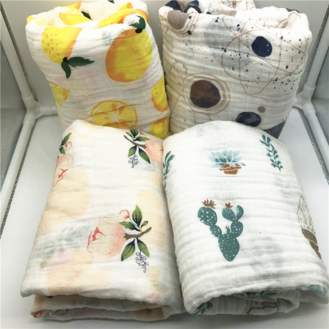 Мягкая текстильная подарочная коробка, упакованная в очень большие детские муслиновые пеленальные одеяла