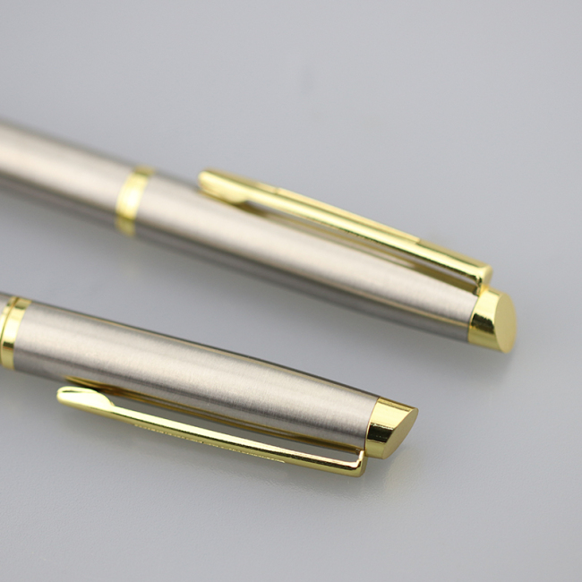Luxus rozsdamentes fém test arany díszítéssel gravírozott logóval csavart golyóstoll díszdobozos tollkészlettel írószer ajándék