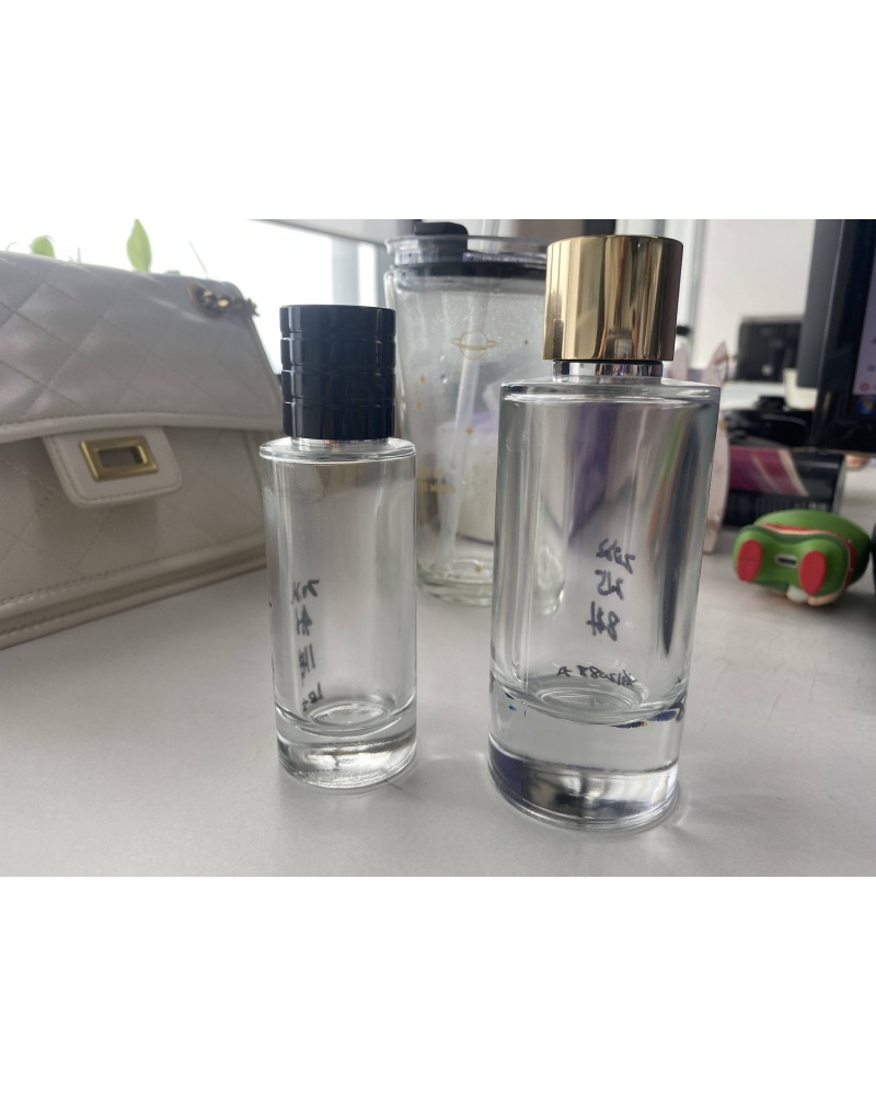 Portable Flat Shoulder Spray Bottle Transparent High End 100ml Cylinder Perfume Bottle with Magnetic Cap