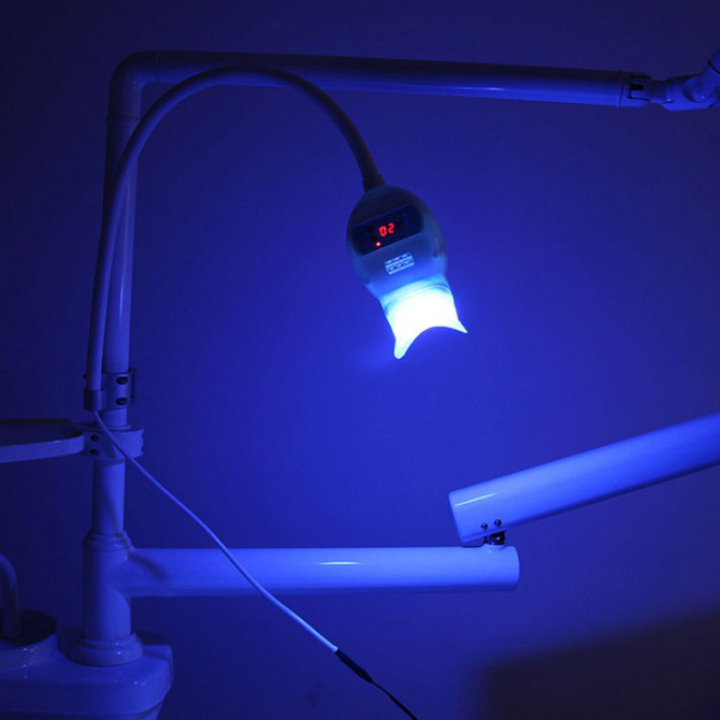 La luz blanqueadora de dientes de Led azul se conecta a la silla dental