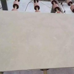 Плиты из миланского мрамора кремового цвета