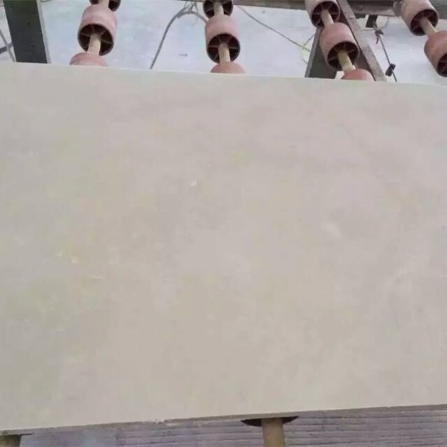 Плиты из миланского мрамора кремового цвета