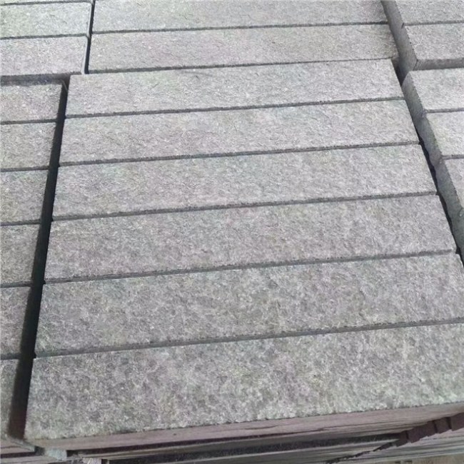 Bodenfliesen aus schwarzem Basaltstein für den Außenbereich