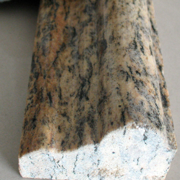 Sockel aus tigerhautgelbem Granit