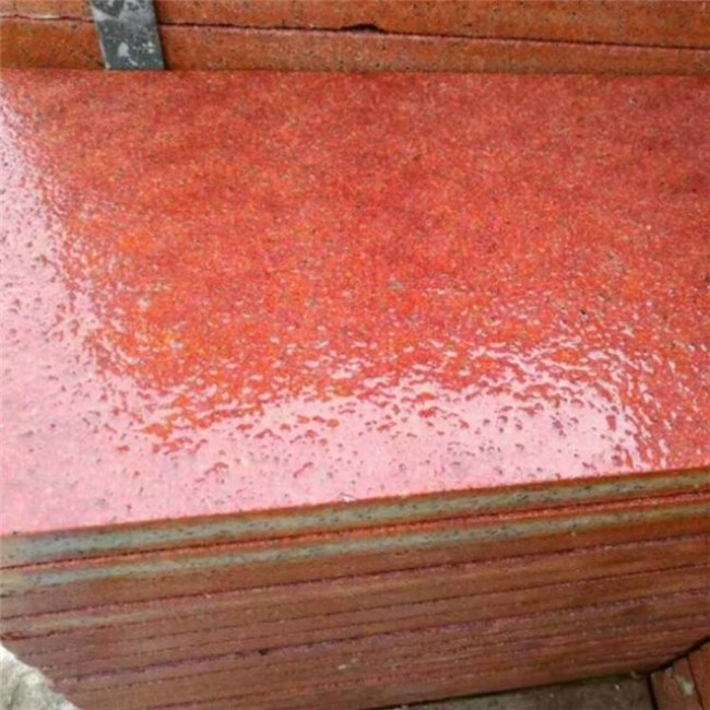 Rot gefärbter Granit