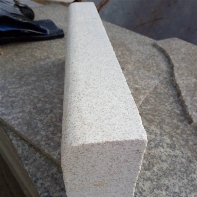 Randstein aus perlweißem Granit