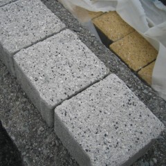 Batu bulat granit yang dipalu semak