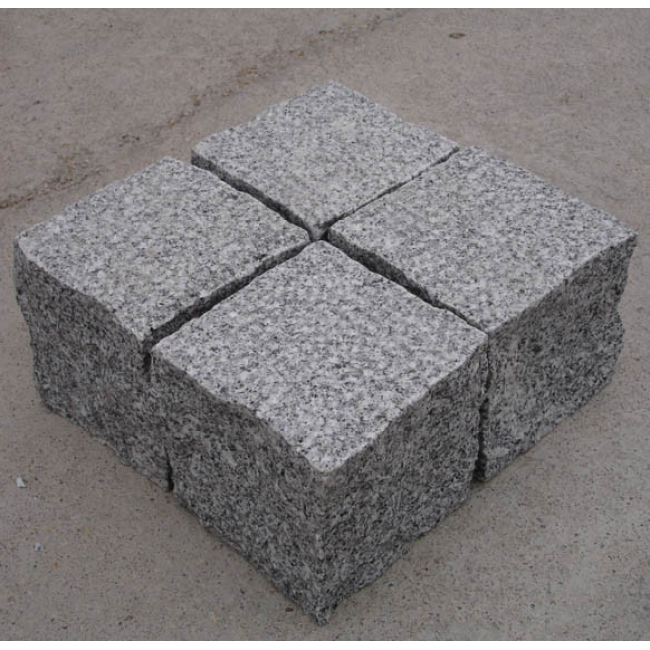 Pflastersteinpflaster aus grauem Granit