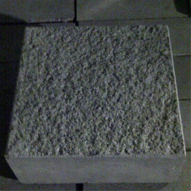 Batu bulat granit yang dipalu semak