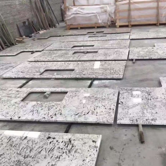 Arbeitsplatte aus weißem Delicatus-Granit