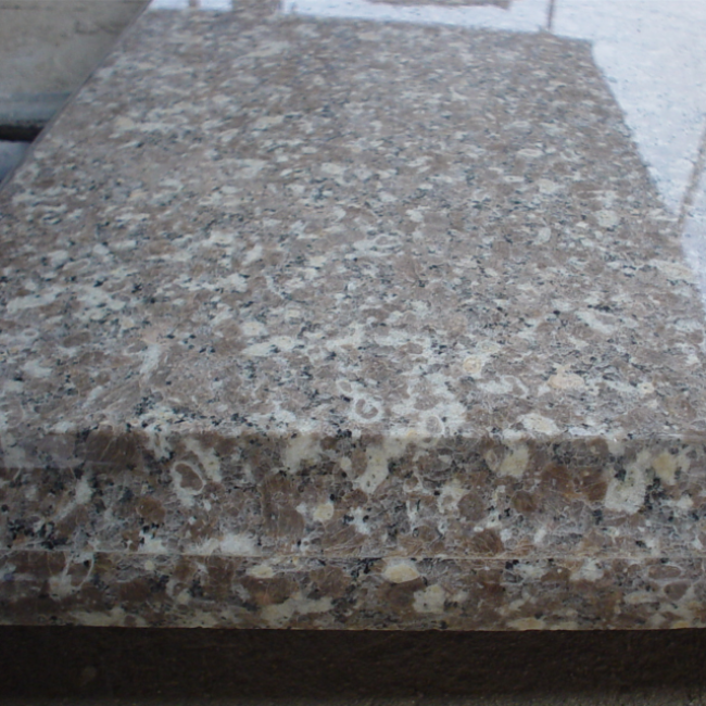 Goldbraune Küchenarbeitsplatte aus Granit