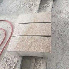 Bordure courbe en granit G682