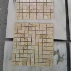 Бежевые мраморные мозаичные плитки на сетке