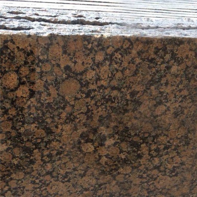 Dalles de granit brun baltique