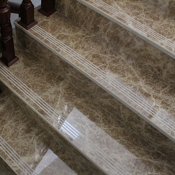 светлые ступени лестницы из мрамора emperador