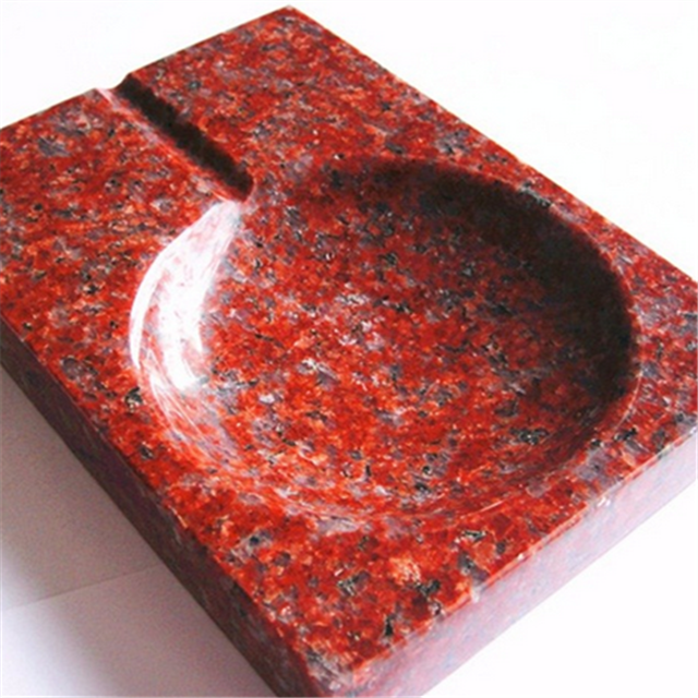 Aschenbecher aus rotem Granit