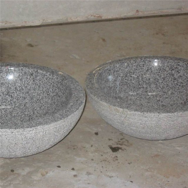 Massives Waschbecken aus grauem Granitstein