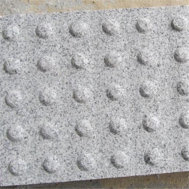 Tuile de pavage tactile en granit