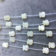 SP4220 Carved White Mother of Pearl Shell Tulip Flower Beads