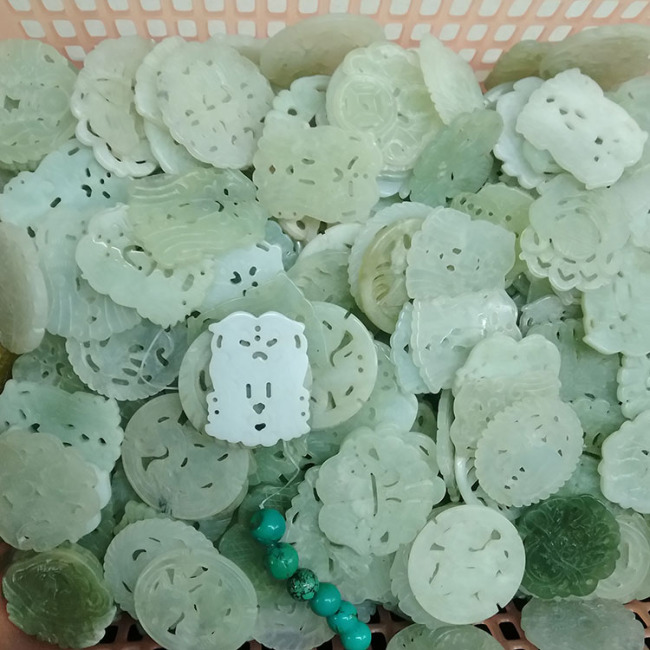 JF7004F Unique Antiqued Style Carved Green Jade Pendant Animal Shape Amulet Talisman Jade Pendants