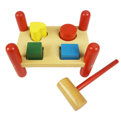 Le joli jeu d'empilage en bois que les enfants aiment sur une table en bois